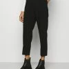 Anna Field BASIC BUSSINESS PANTS WITH PINTUCKS - Pantalones - Black, Mujer -Anna Field Ventas 2022 1b9bf090928144c3a51aa73927135d95